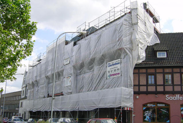 Gerüst für Fassaden-, Gesimssanierung und Dacherneuerung