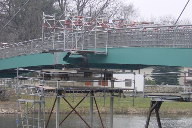 Fußgängerbrücke in Tölpen